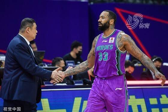 意甲前瞻：尤文图斯 VS 那不勒斯时间：2023-12-09 03:45尤文图斯目前积33分暂列积分榜第2，距离榜首的国米仅有2分差距，此役球队的抢分战意毋庸置疑，尤文图斯在最近的一轮联赛客场2-1击败蒙扎，各项赛事近9场取得7胜2平的不败战绩，球队近期的整体走势非常稳健，尤其是防线稳固，过去9场比赛尤文图斯多达6场能够零封对手，且期间合计仅失3球。